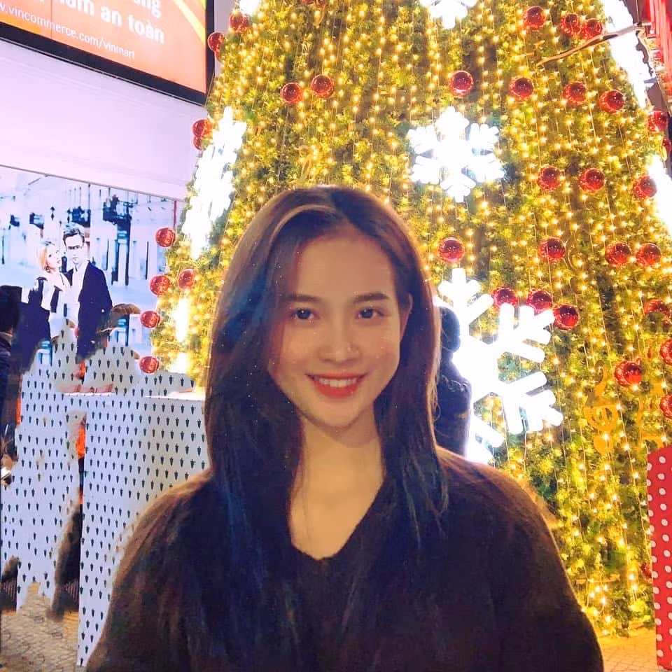 Hình ảnh đời thường của Hoàng Thanh xinh đẹp không kém cạnh khoảnh khắc cô nàng khoác quân phục.