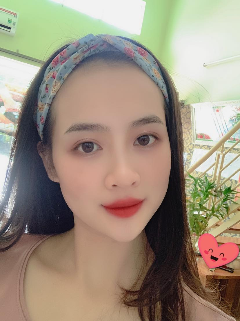 Hình ảnh của Hoàng Thanh trong ngày nhập ngũ đã gây thương nhớ khắp MXH mới đây. Sở hữu khuôn mặt xinh xắn, nụ cười duyên dáng cùng vóc dáng mảnh mai, dù nghiêm trang, giản dị trong bộ quân phục, Hoàng Thanh vẫn vô cùng nổi bật. Ảnh: FBNV