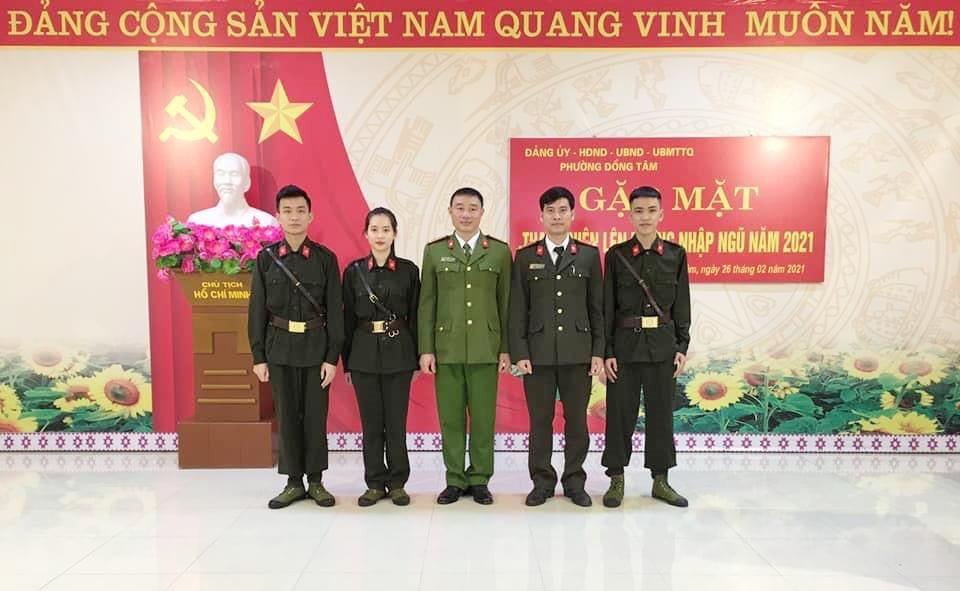Được biết, nữ tân binh xinh đẹp này có tên Hoàng Thanh, 24 tuổi được tuyển chọn thực hiện nghĩa vụ quân sự năm 2021 cùng hơn 950 thanh niên khác. Hoàng Thanh từng theo học khoa Tiểu học, trường Cao đẳng Sư phạm Yên Bái.