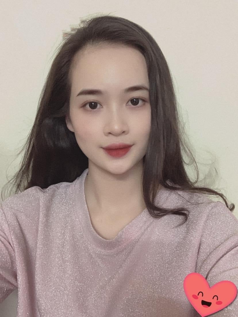 Hoàng Thanh được chú ý ngay trong ngày đầu nhập ngũ khi là một trong số ít những "bóng hồng" xinh đẹp quyết định lên đường.