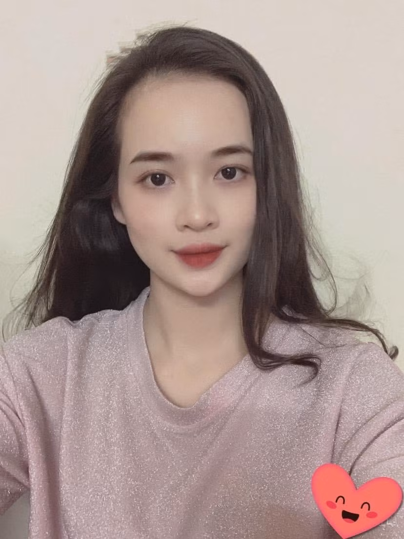 Hoàng Thanh được chú ý ngay trong ngày đầu nhập ngũ khi là một trong số ít những "bóng hồng" xinh đẹp quyết định lên đường.