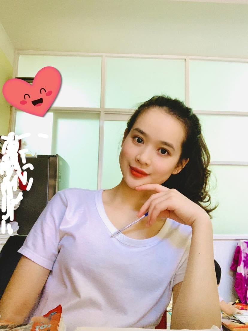 Sở hữu khuôn mặt xinh xắn, nụ cười duyên dáng cùng vóc dáng mảnh mai, dù nghiêm trang, giản dị trong bộ quân phục, Hoàng Thanh vẫn vô cùng nổi bật.