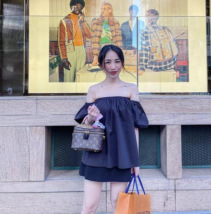 Ái nữ nhà Minh Nhựa là một rich kid Việt thứ thiệt khi còn trẻ mà đã sở hữu rất nhiều hàng hiệu đắt tiền.