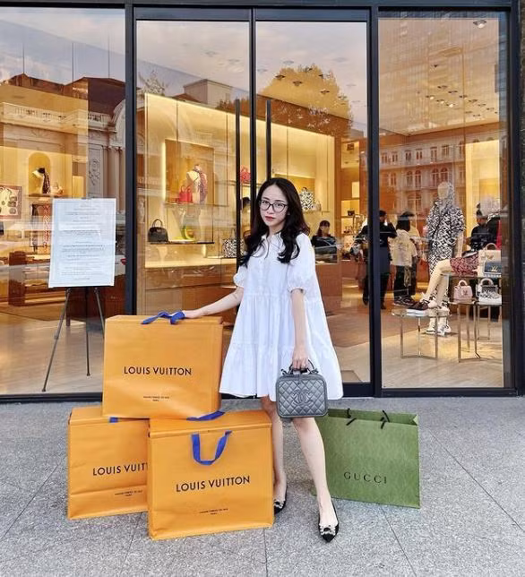 Đúng chuẩn "rich kid" đình đám, cuộc sống của ái nữ nhà Minh Nhựa luôn ngập tràn trong nhung lụa. Không ít lần cô nàng khoe lên MXH việc mình đi mua sắm toàn hàng hiệu đắt đỏ.