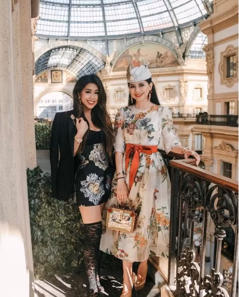 Tại trang cá nhân có hàng trăm ngàn người theo dõi, Tiên Nguyễn cũng thường xuyên chia sẻ những khoảnh khắc thân thiết bên mẹ và gia đình.