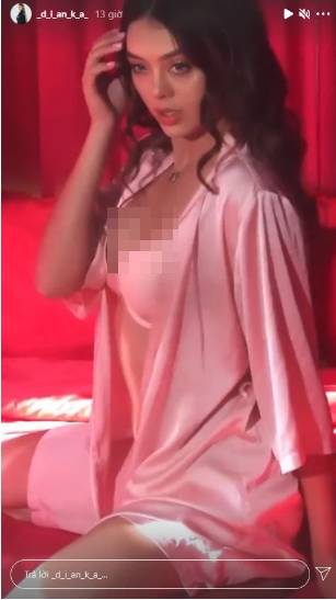 Mới đây, nàng WAG tiếp tục thử sức với những loạt hình khoe nội y và đồ ngủ hờ hững thu hút người xem.