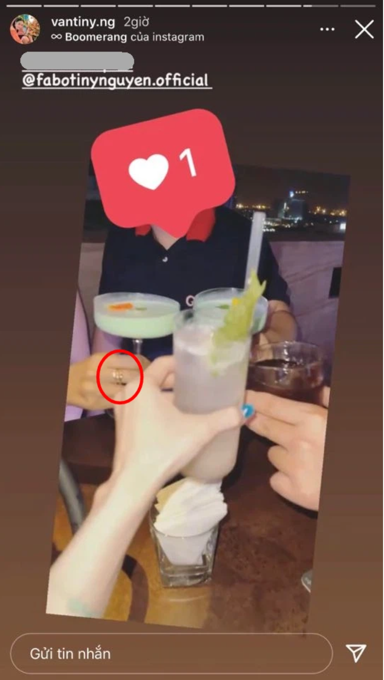 Cụ thể, hot girl Vân Tiny đăng ảnh nhóm 4 người đi chơi cuối tuần. Tuy nhiên nàng dâu hào môn lại chỉ tag Fabo Nguyễn và Đ.M.Q mà không nhắc nhở gì đến người còn lại.