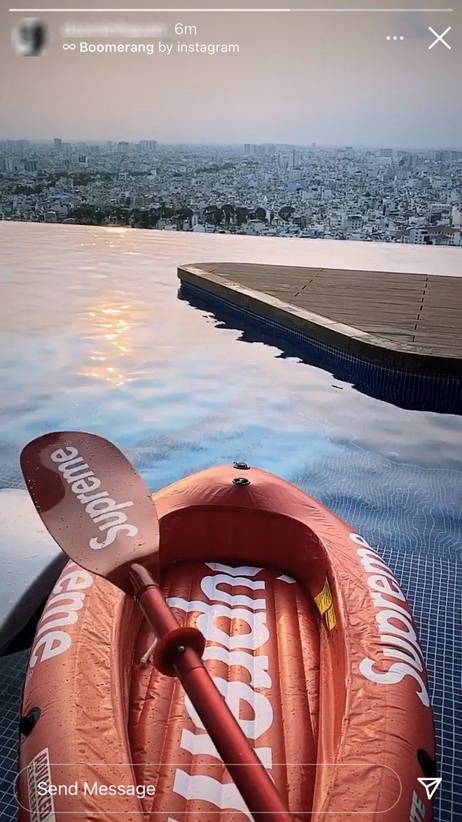 Dù thiếu gia M.Q và Phí Phương Anh người đăng ảnh trước người đăng ảnh sau nhưng nhìn từng chi tiết như hồ bơi, họa tiết đá, sàn gỗ rồi cả chiếc xuồng hơi giống nhau y đúc.