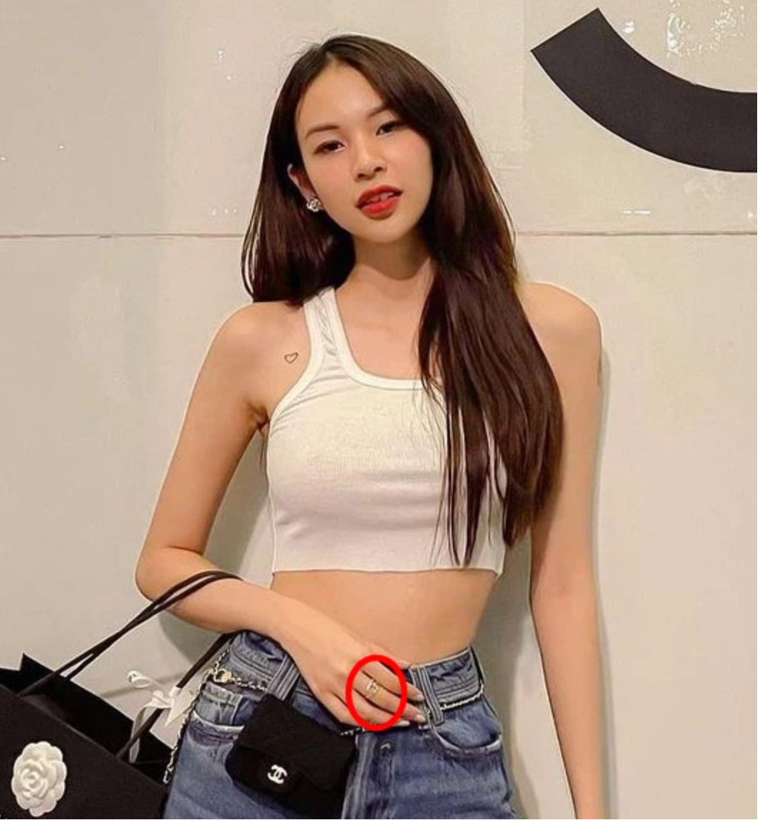 Ngay lập tức, dân mạng đã nhận ra người duy nhất không được tag này có chiếc nhẫn cực giống với Phí Phương Anh. Với mối quan hệ thân thiết của Fabo Nguyễn và bạn trai tin đồn Phí Phương Anh nên việc hai cặp đôi đi ăn cùng nhau là chuyện thường tình.