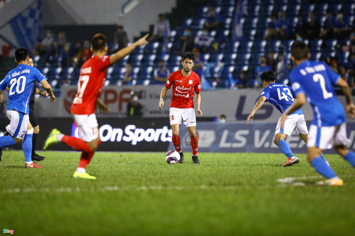 Quảng Ninh không cử người theo kèm, nhưng luôn cố gắng phong tỏa các hướng chuyền bóng của Lee. Anh không có nhiều khoảng trống để chuyền bóng.