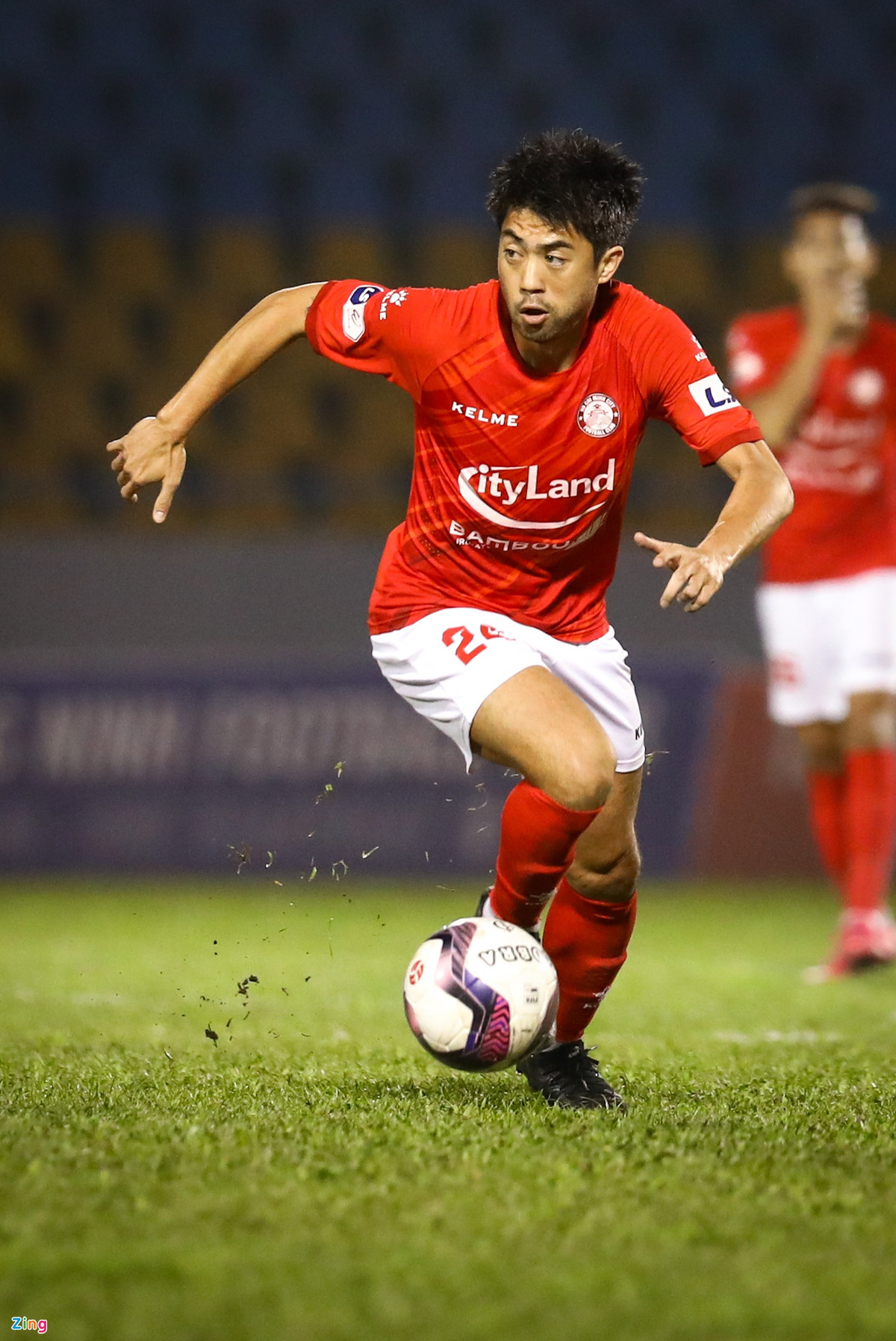 Người hâm mộ Quảng Ninh liên tục gọi tên Lee, chế nhạo anh ngay từ đầu trận. Nhưng cựu tuyển thủ Mỹ tỏ ra vững vàng và không bị ảnh hưởng nhiều.