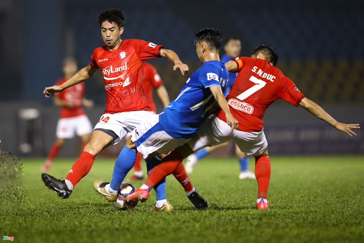 Tranh chấp trực diện không còn là điểm mạnh của cầu thủ 35 tuổi. Nhưng anh liên tục bị đặt vào tình thế đó ở trận này. CLB Quảng Ninh rút kinh nghiệm từ Hà Tĩnh, đội đã thua 0-2 khi để Lee Nguyễn rảnh chân ở trận trước.