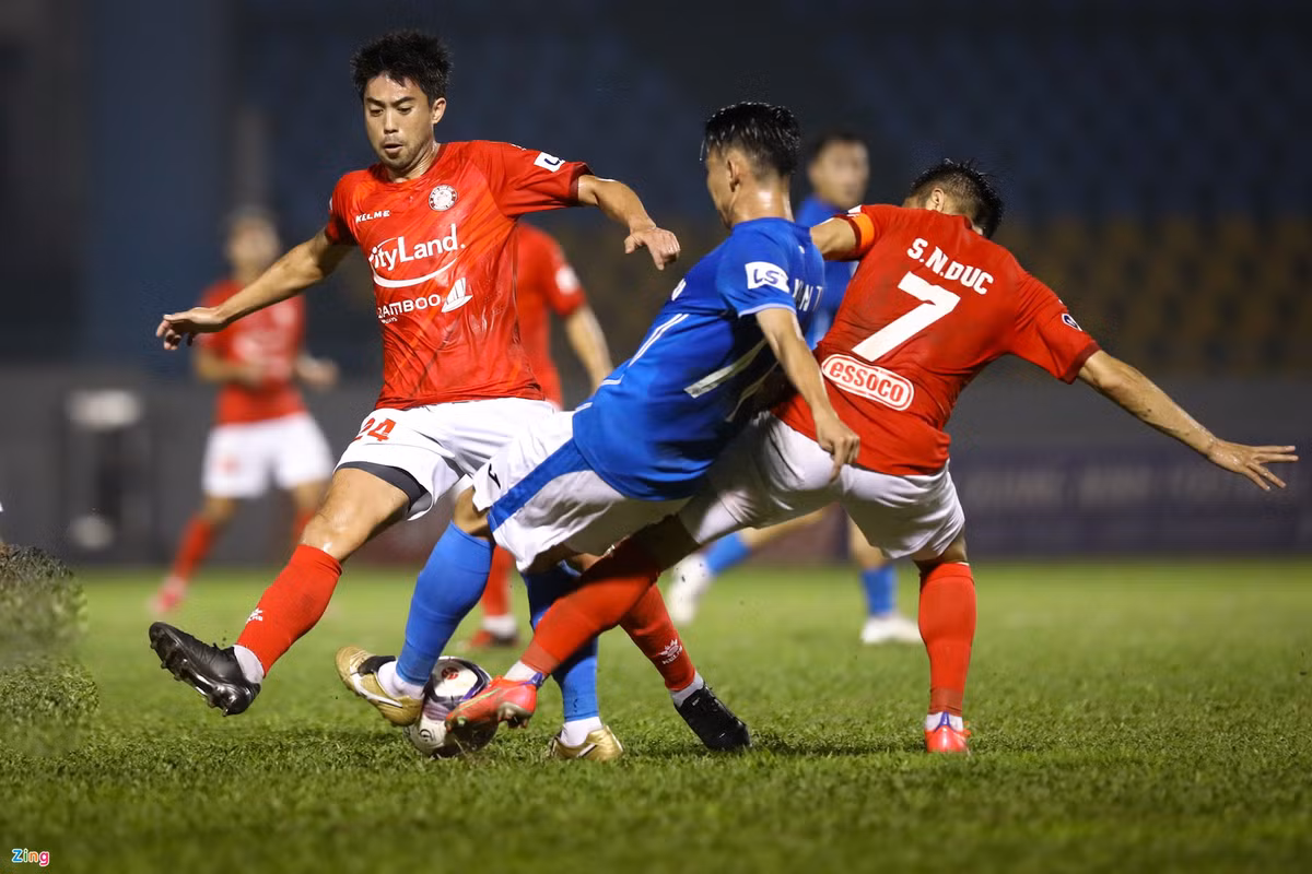 Tranh chấp trực diện không còn là điểm mạnh của cầu thủ 35 tuổi. Nhưng anh liên tục bị đặt vào tình thế đó ở trận này. CLB Quảng Ninh rút kinh nghiệm từ Hà Tĩnh, đội đã thua 0-2 khi để Lee Nguyễn rảnh chân ở trận trước.