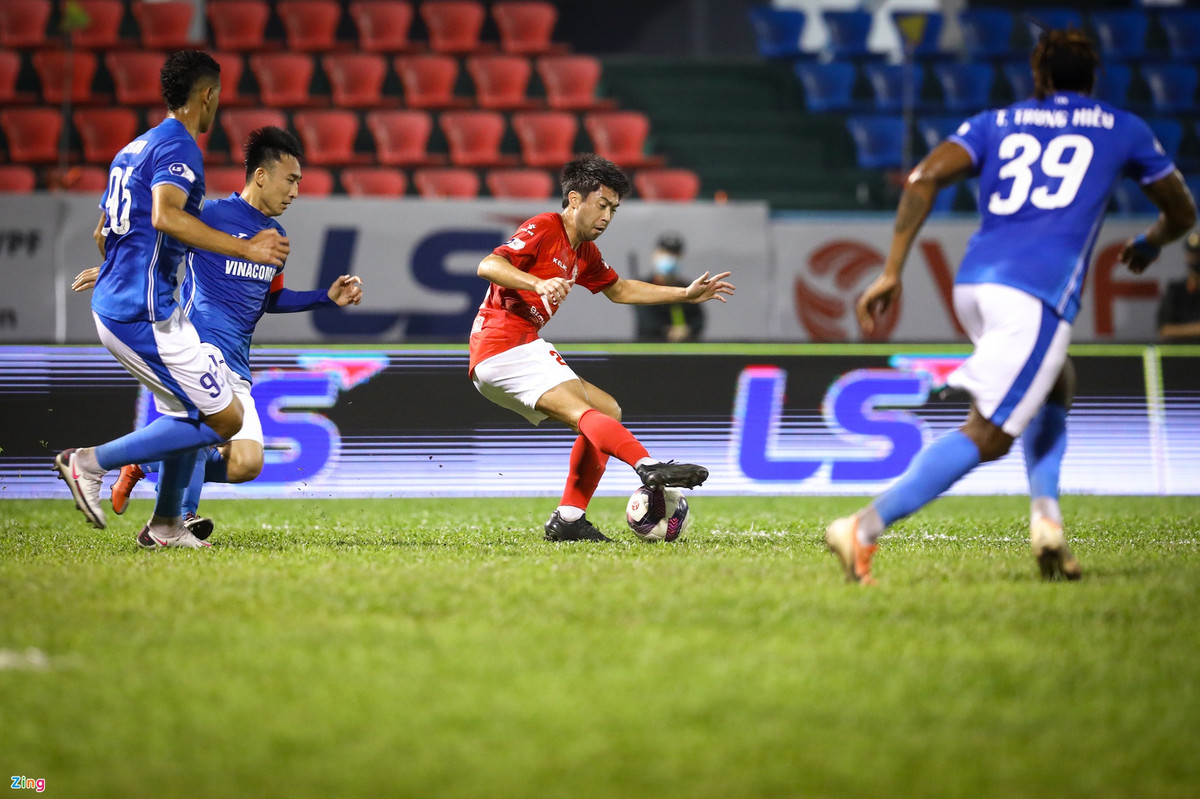 Dù bị kiềm tỏa, Lee vẫn có nhiều pha xử lý thanh thoát, ví dụ như tình huống xoay compa này. Trong vòng vây của cầu thủ Quảng Ninh, Lee vê bóng, xoay người và suýt tạo được góc sút nguy hiểm.