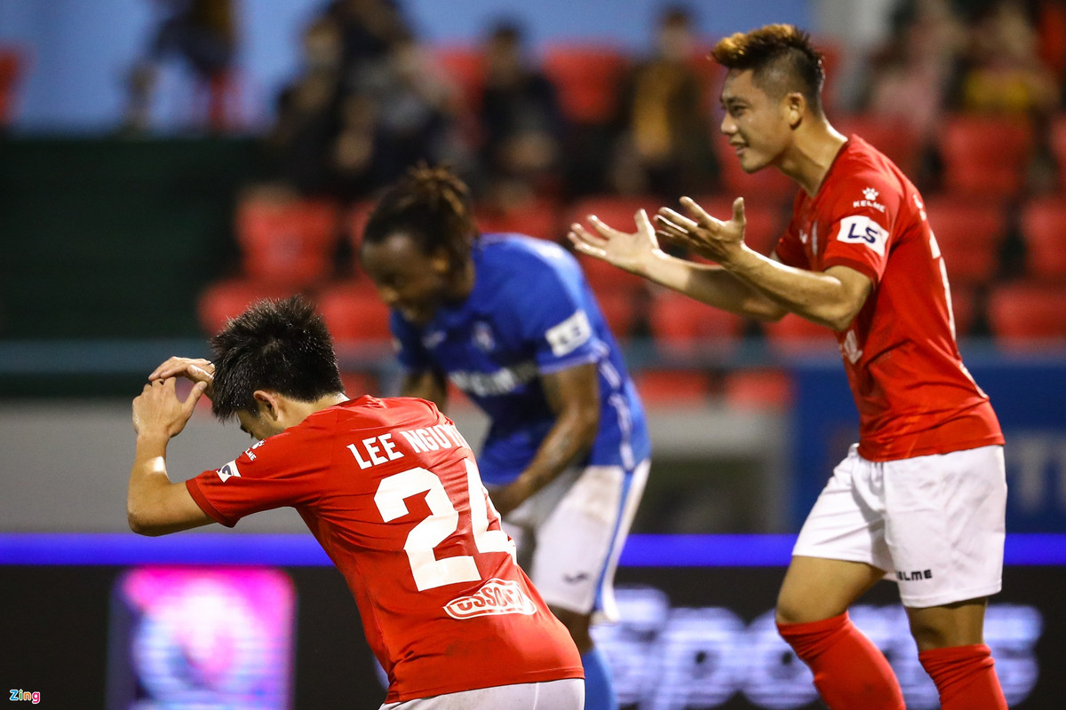 Dù vậy, Lee vẫn để lại dấu ấn với ít nhất hai đường chuyền chất lượng. Một lần, anh kiến tạo cho đồng đội sút tung lưới Quảng Ninh nhưng trọng tài thổi việt vị. Lần khác, đường kiến tạo của anh dẫn tới cú sút chạm xà ngang.