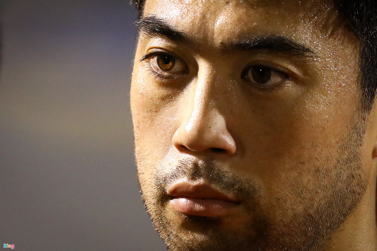 Lee Nguyễn rời sân trong nỗi thất vọng. Cùng lúc ấy, người hâm mộ Quảng Ninh ăn mừng cuồng nhiệt. Sau hai trận, Lee chưa thể ghi bàn, có một chiến thắng và một thất bại.