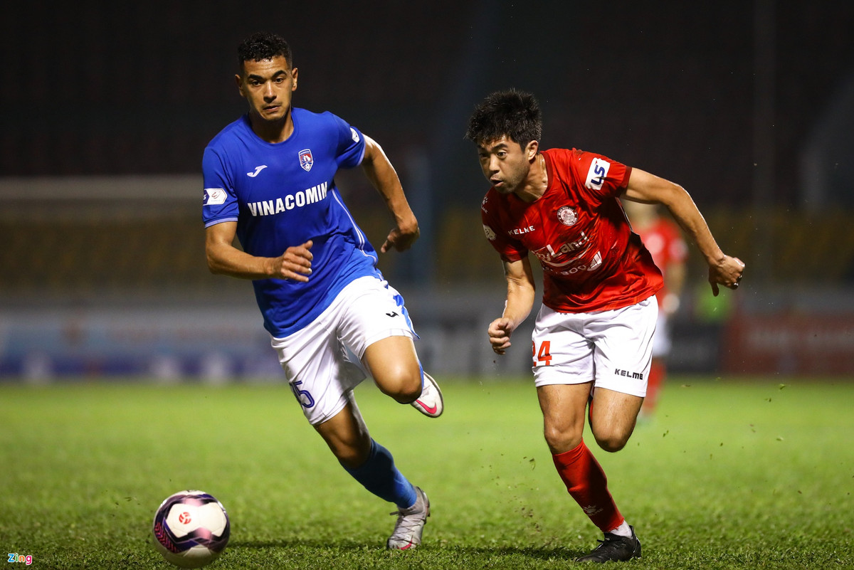 Lee Nguyễn bị cầu thủ Quảng Ninh chăm sóc kỹ. Khi anh có bóng, cầu thủ chủ nhà luôn ập vào rất nhanh. Sau bàn thua đầu của CLB TP.HCM, người hâm mộ đất mỏ liên tục hô “Lee Nguyễn biết chưa, biết Quảng Ninh là đội nào chưa?”.
