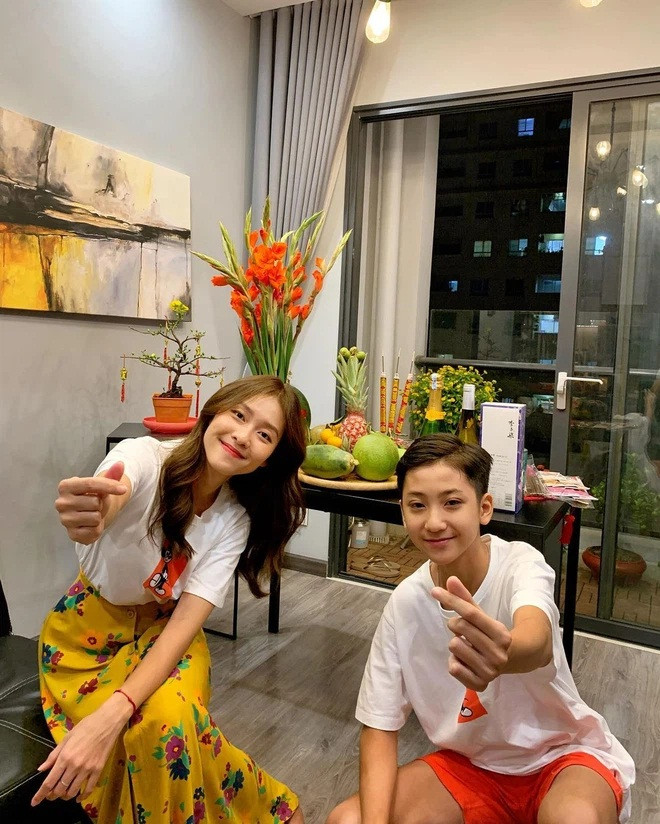 Khoảnh khắc khoe góc nghiêng cùng nước da trắng mịn, sống mũi cao của em trai Khả Ngân lập tức nhận vô số lời khen ngợi.