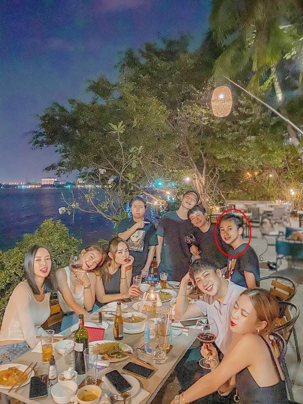 Khi xuất hiện chung một khung hình với các anh chị nghệ sĩ là bạn của chị gái, Tuấn Kiệt ẫn vô cùng nổi bật bởi ngoại hình xuất sắc.