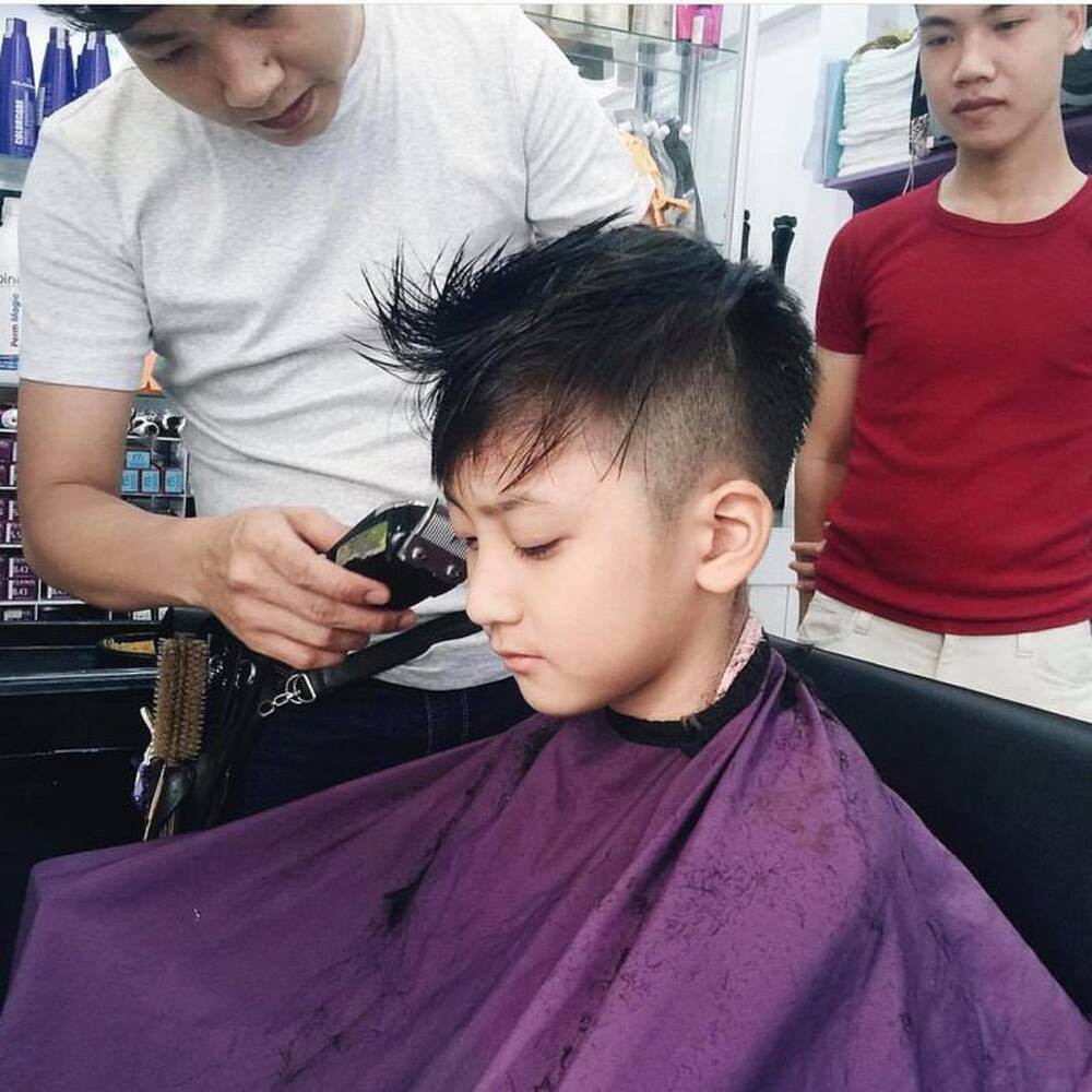 Dù kém nhau đến 10 tuổi nhưng hai chị em Khả Ngân rất thân thiết, đi đâu làm gì cô nàng cũng dẫn em trai theo.