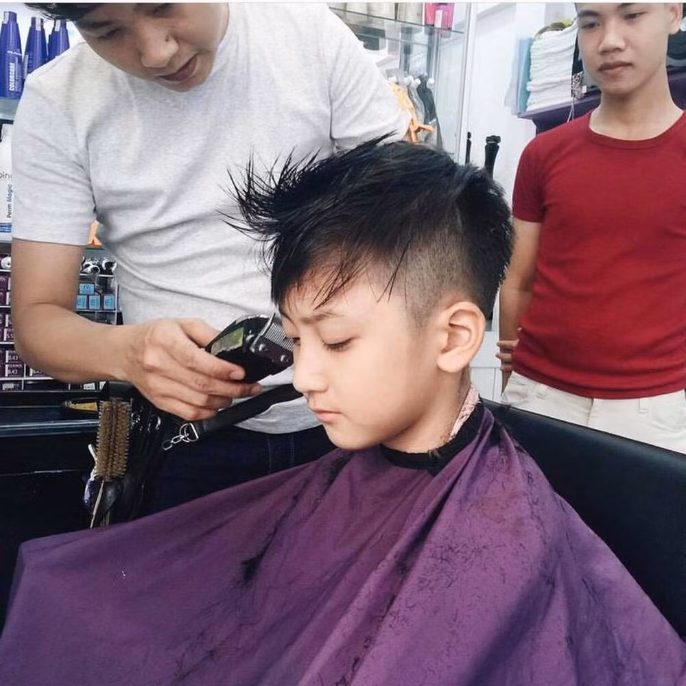 Dù kém nhau đến 10 tuổi nhưng hai chị em Khả Ngân rất thân thiết, đi đâu làm gì cô nàng cũng dẫn em trai theo.