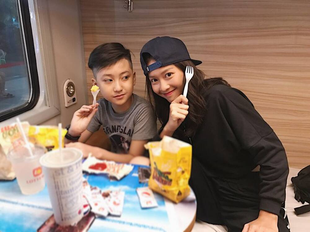 Nhiều cư dân mạng nhận xét càng lớn cậu bé càng điển trai với những đường nét gương mặt ngày càng hoàn thiện.