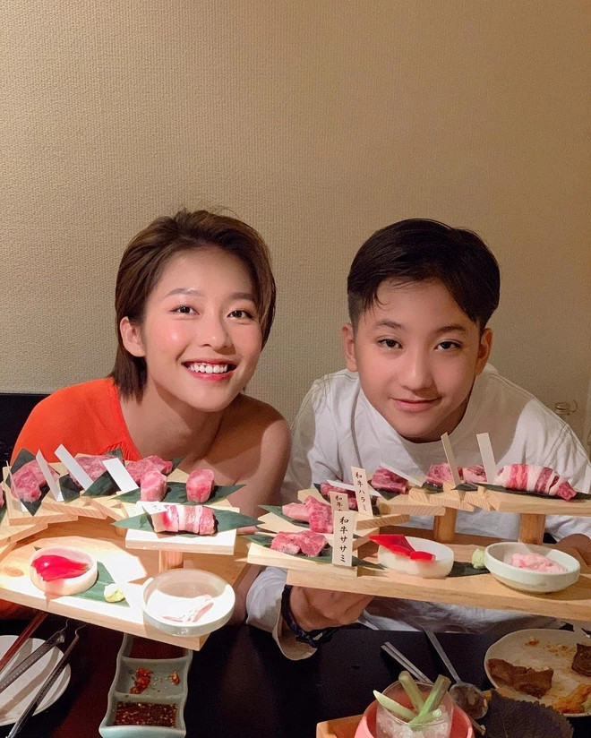 Với gương mặt thanh tú, hàng mi dài và những đường nét giống người chị nổi tiếng, Tuấn Kiệt từng được nhiều người dự đoán sẽ trở thành hot boy từ bé.