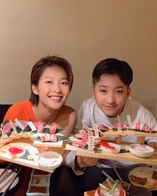 Với gương mặt thanh tú, hàng mi dài và những đường nét giống người chị nổi tiếng, Tuấn Kiệt từng được nhiều người dự đoán sẽ trở thành hot boy từ bé.