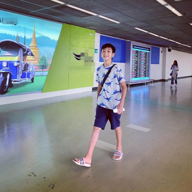 Mới đây, em trai Khả Ngân là Tuấn Kiệt gây chú ý khi khoe một bức ảnh khoe góc nghiêng thần thánh lên trang cá nhân. Trong ảnh, cậu bạn ăn mặc khá giản dị nhưng vẫn toát lên thần thái của một hot boy trong tương lai.