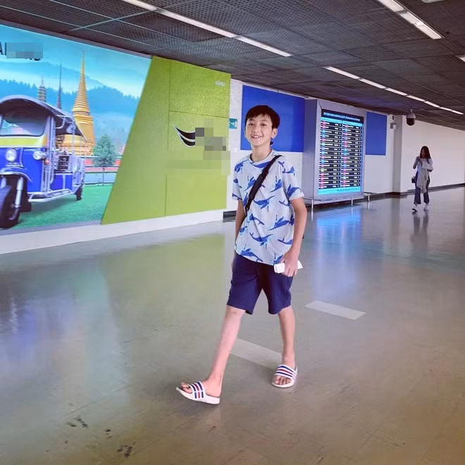 Mới đây, em trai Khả Ngân là Tuấn Kiệt gây chú ý khi khoe một bức ảnh khoe góc nghiêng thần thánh lên trang cá nhân. Trong ảnh, cậu bạn ăn mặc khá giản dị nhưng vẫn toát lên thần thái của một hot boy trong tương lai.