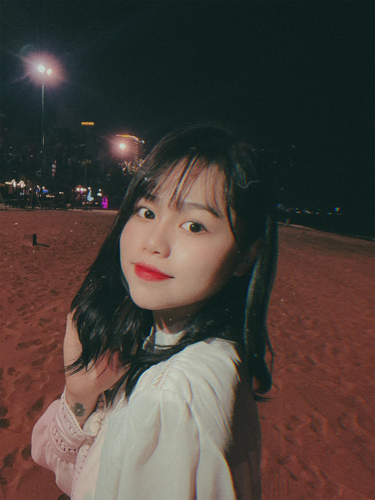 Cô nàng thay đổi từ kiểu make up đến phong cách ăn mặc trông nhẹ nhàng, dễ thương hơn.