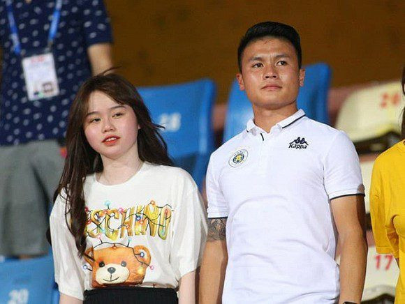 Mặc dù Quang Hải và Huỳnh Anh đã "đường ai nấy đi" khá lâu, thế nhưng mỗi lần nhắc đến tên chàng cầu thủ là cộng đồng mạng lại nhớ đến cô bạn gái đầy thị phi một thời.