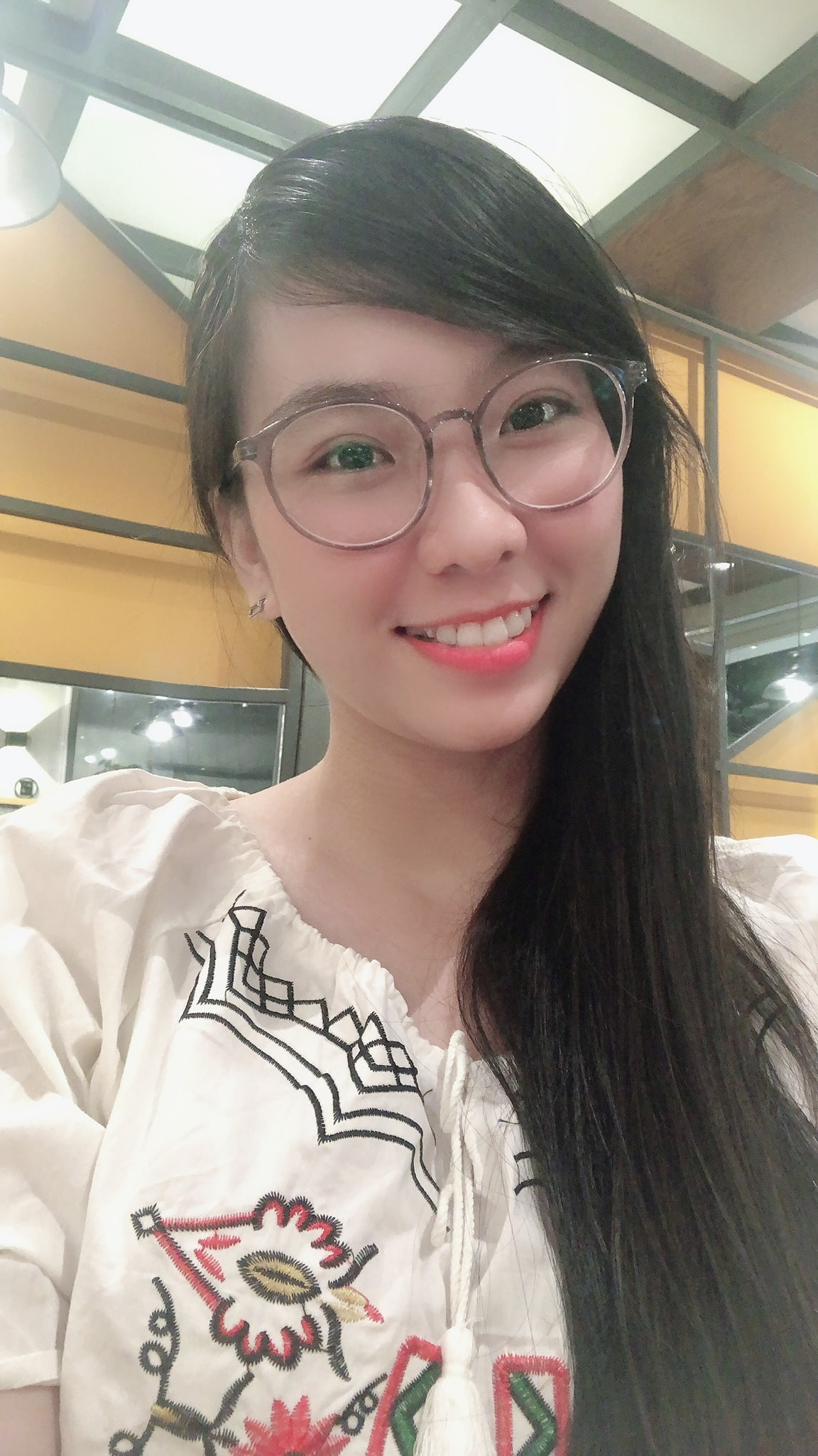 Sở hữu khuôn mặt xinh xắn, nụ cười duyên dáng, dù nghiêm trang, giản dị trong bộ quân phục Lê Na vẫn vô cùng nổi bật.