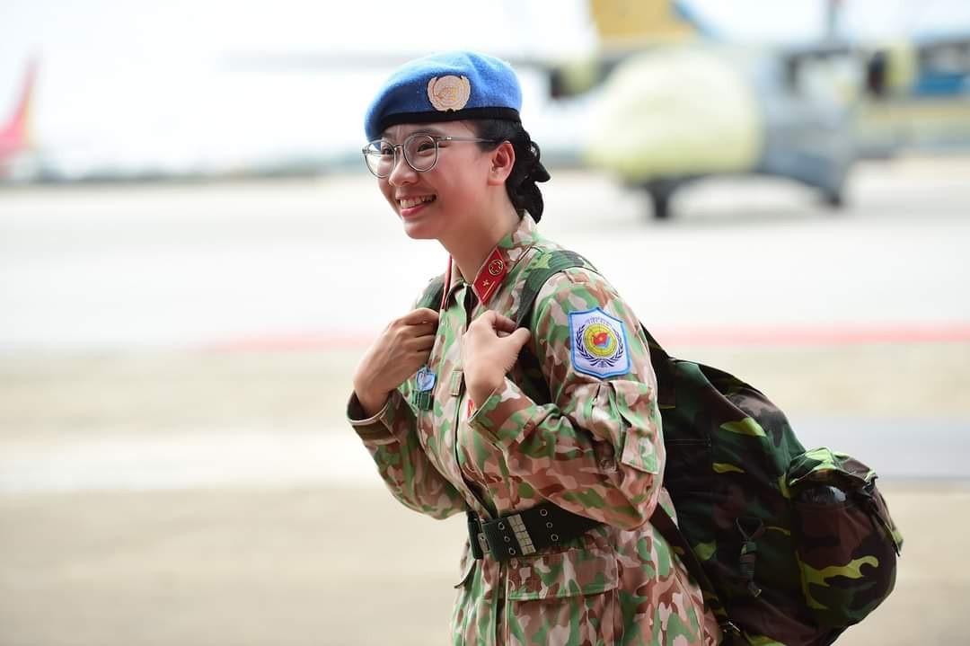 Từ một cô sinh viên trường y với giấc mơ trở thành người lính giữ gìn hòa bình Liên Hợp Quốc như “Hậu duệ mặt trời”, Lê Na đã chính thức lên đường làm nhiệm vụ cao cả ở Nam Sudan, khoác áo lính và trở thành nữ quân nhân trẻ tuổi nhất của lực lượng.