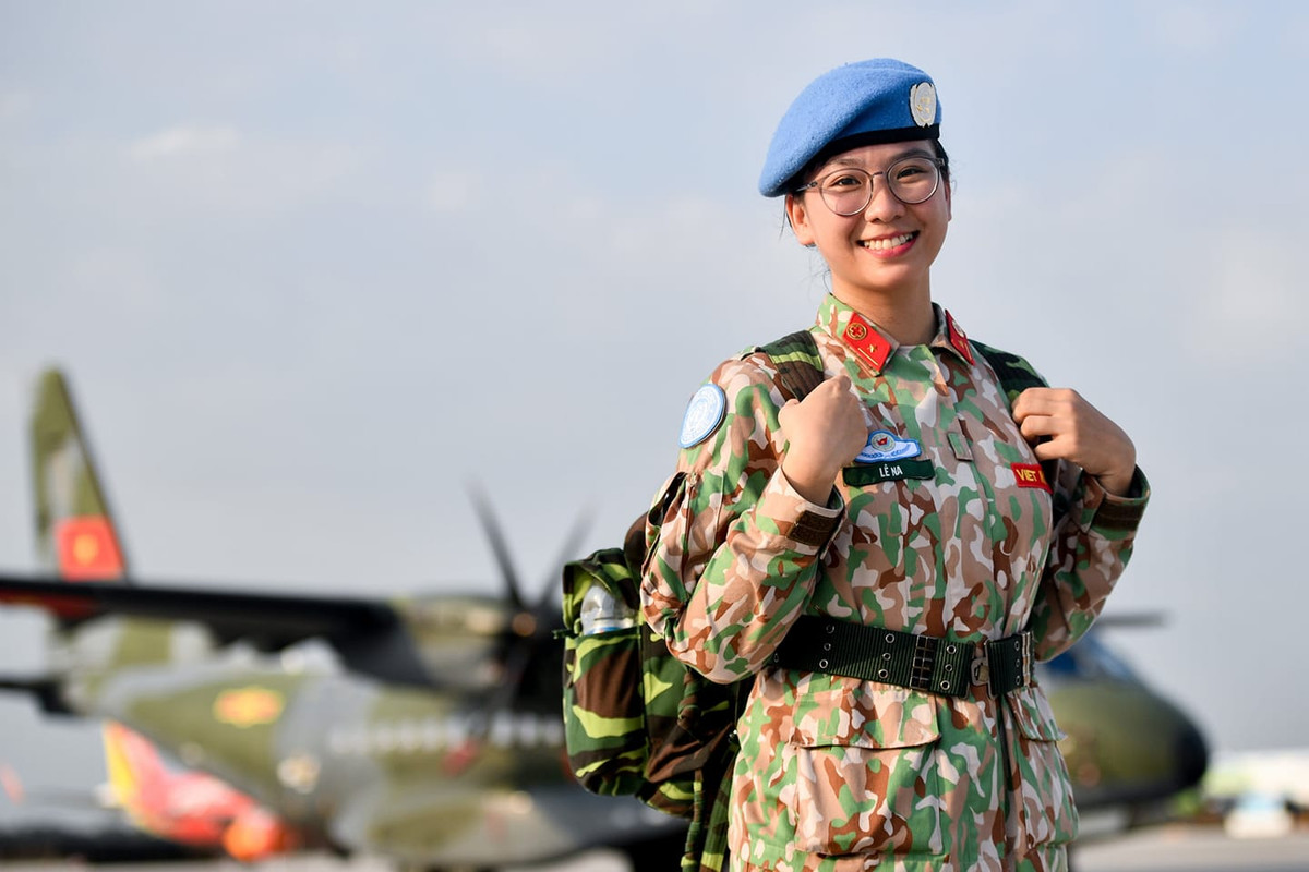 Lê Na, năm nay 25 tuổi hiện đang là cái tên có sức ảnh hưởng tích cực đến giới trẻ khi cô quyết định lên đường tham gia bệnh viện dã chiến làm nhiệm vụ gìn giữ hòa bình của Liên Hiệp Quốc (LHQ) tại Cộng hòa Nam Sudan. Tốt nghiệp Đại học Y dược TP.HCM, Lê Na là chiến sĩ trẻ nhất trong lực lượng "lính mũ nồi xanh".