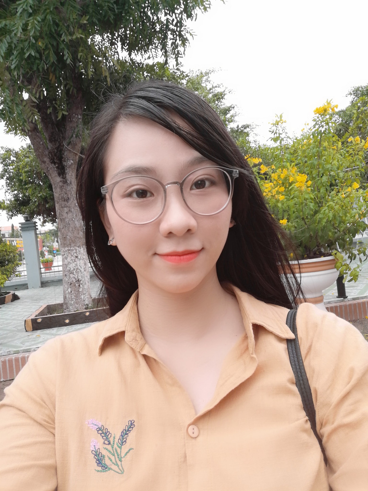 Khác hẳn với những cô gái cùng lứa với các cuộc hẹn hò bạn bè, ăn diện phấn son đi chơi thì Lê Na lại lựa chọn dấn thân vào lực lượng dã chiến ở nước bạn, tham gia khóa huấn luyện chuyên nghiệp, “ăn bụi ngủ rừng” với cuộc sống của những người lính đúng nghĩa.