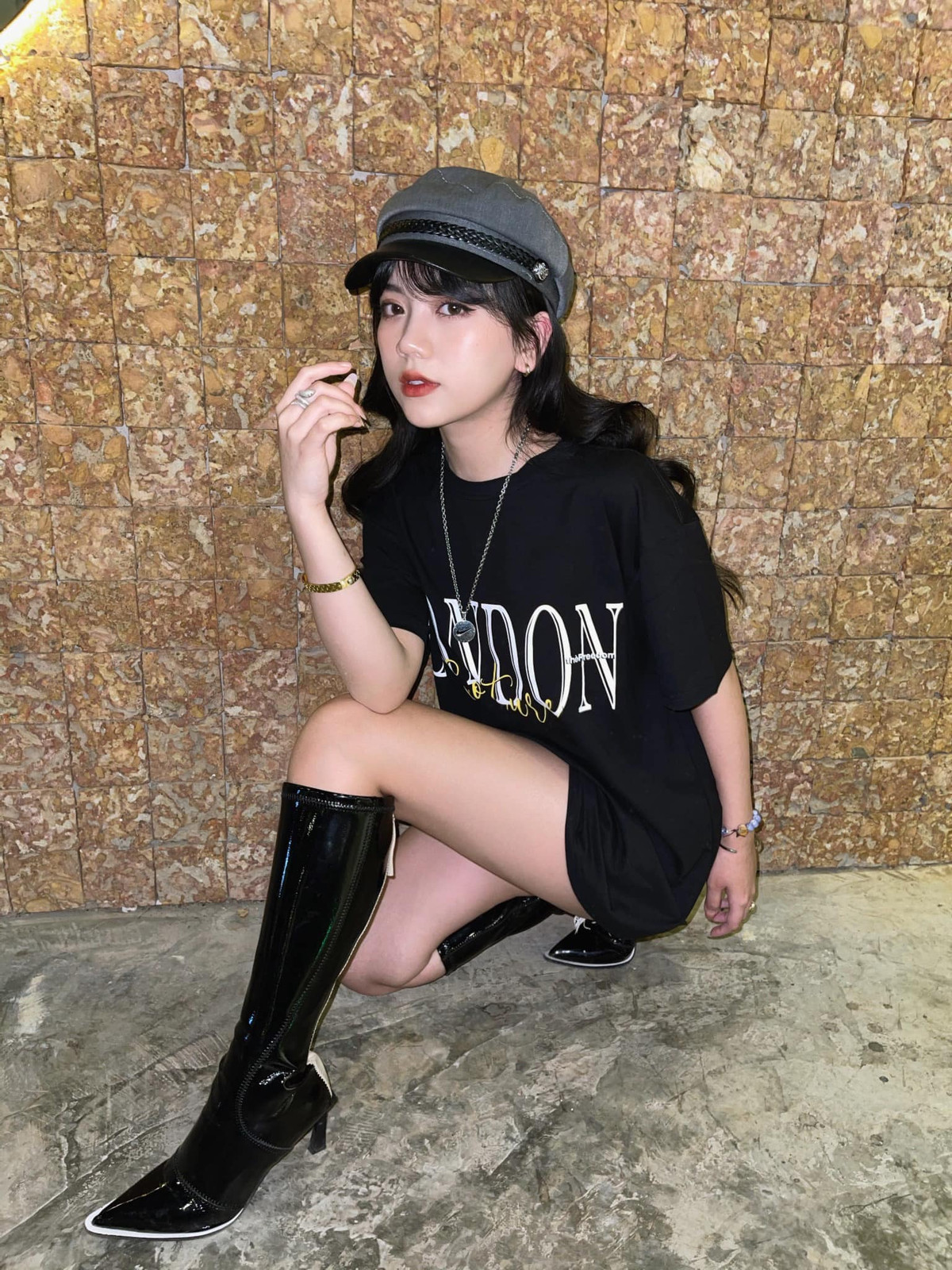 Nhan sắc của hot girl Lâm Đồng cũng là điểm thu hút đặc biệt. Cô nàng sở hữu gương mặt xinh đẹp, đôi mắt sắc sảo và đôi môi quyến rũ.