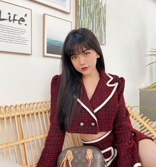 Với niềm đam mê nhạc rap, cô tự học và sau đó cho ra đời những bản cover nhạc rap ấn tượng.