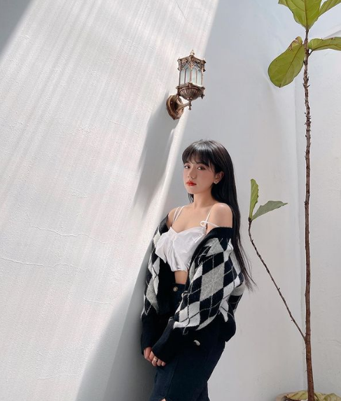 Ngoài sự năng động, khoẻ khoắn, style thời trang của Bảo Hân Helia cũng khá nữ tính với váy vóc bánh bèo "tung trời".