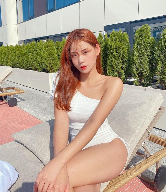 Mỗi bức ảnh diện bikini của Jeon Boram đều nhận được phản hồi tích cực của dân mạng.