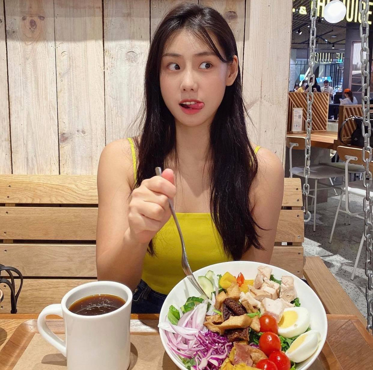 Là huấn luyện viên gym nổi tiếng sở hữu kênh Youtube triệu view, thế nhưng Jeon Boram lại rất khác biệt khi chuyên đăng tải về đồ ăn mà lại sở hữu thân hình cực đẹp, cực chuẩn.