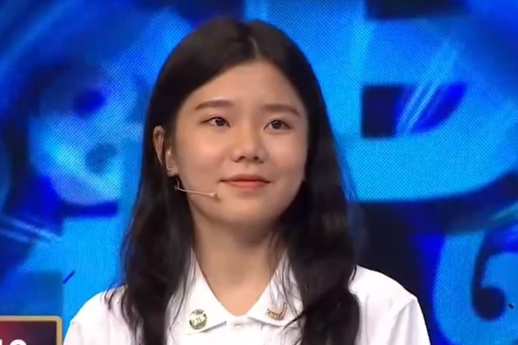 Ngoài những màn so tài kiến thức căng thẳng, chương trình Đường lên đỉnh Olympia còn nổi tiếng với những "bóng hồng" xinh đẹp khác. Nữ thí sinh Vũ Khánh Linh là một điển hình, cô gái Hải Phòng đã khiến khán giả yêu mến bởi không chỉ học giỏi mà còn sở hữu vẻ ngoài xinh xắn.