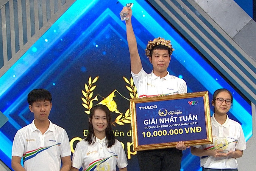 Qua sự "săn lùng" ráo riết của cư dân mạng, thông tin về cô bạn xinh xắn này cuối cùng cũng lộ diện. Được biết nữ sinh này có tên Nguyễn Thùy Dương (THPT Sóc Sơn, Hà Nội) tham gia thi đấu tại vòng thi tuần 3 - tháng 3 - quý 2.