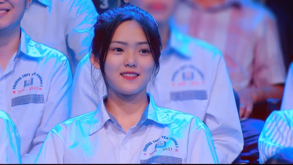 Nhan sắc tựa nữ thần của cô bạn xuất hiện trên hàng ghế khán giả tại Đường lên đỉnh Olympia 2020. Được biết nữ sinh này có tên Đỗ Thị Minh Ngọc, hiện đang học tập tại trường THPT Yên Phong 1 - Bắc Ninh.