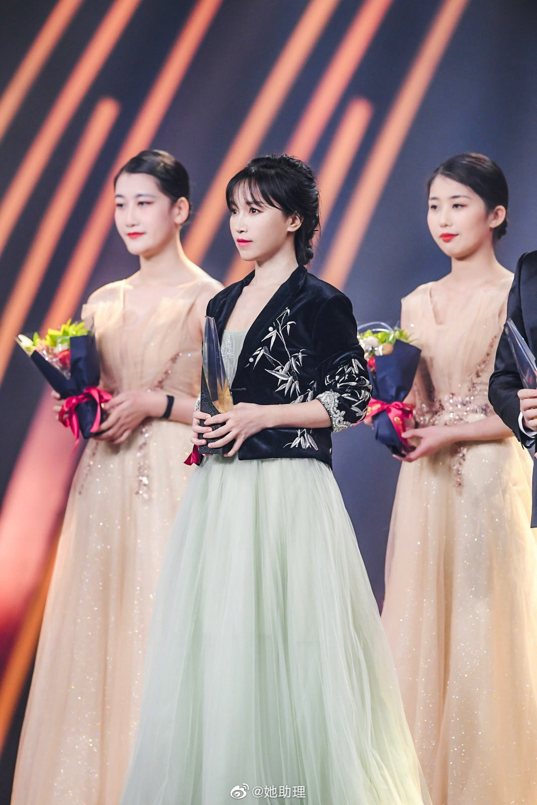 Khác hẳn hình ảnh "tiên nữ đồng quê" giản dị trên clip hàng chục triệu view, mỹ nhân họ Lý diện chiếc đầm màu xanh bồng xòe khoác áo họa tiết.