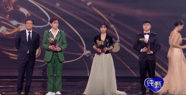 Thế nhưng nhan sắc ngoài đời thực của Lý Tử Thất lại gây tranh cãi. Nhiều người cho rằng ngoài đời, cô sở hữu nhan sắc bình thường, thậm chí là gương mặt hơi đơ chứ không khí chất và thần tiên như trên clip.