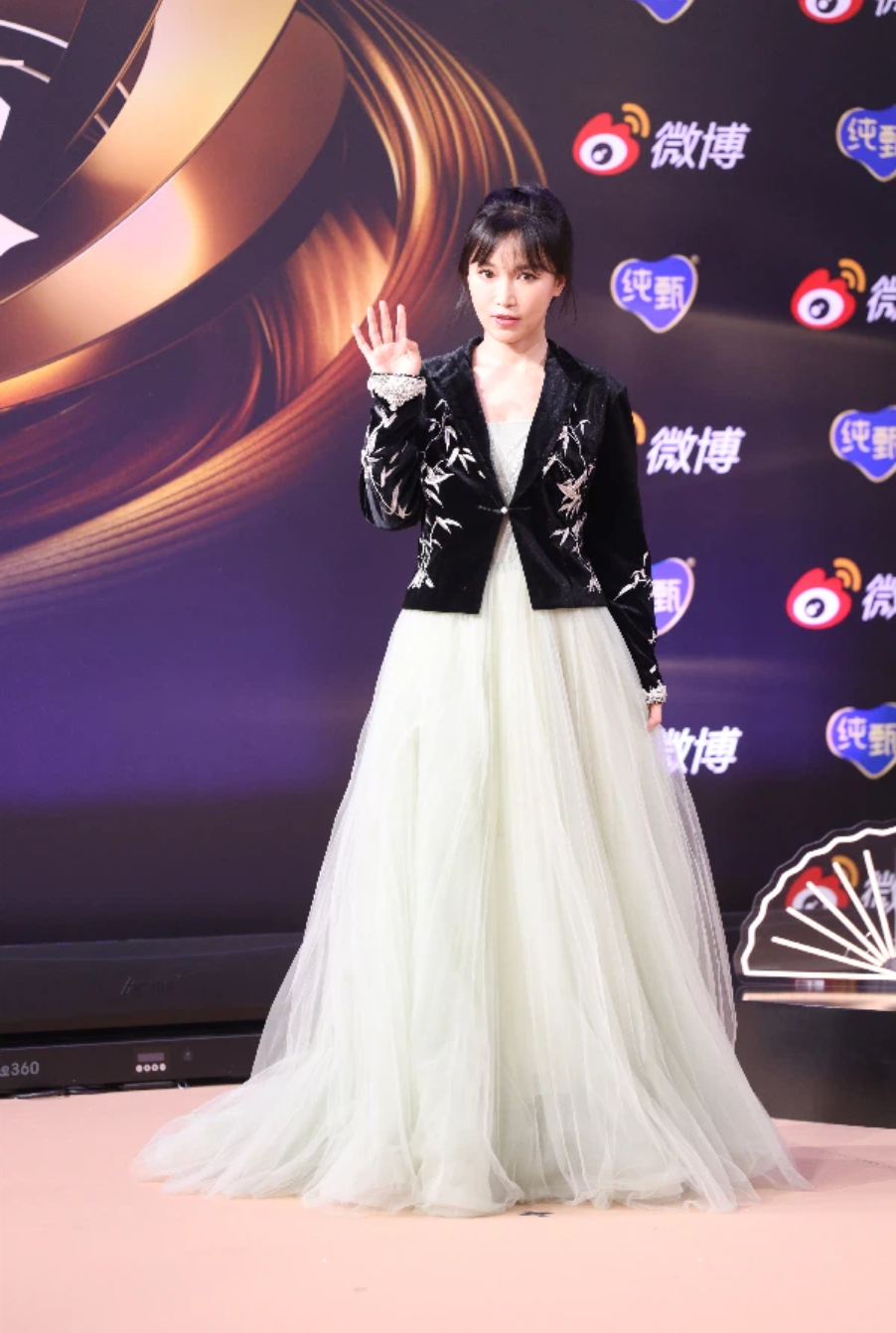 Nhiều fan Việt từng theo dõi các video của Lý Tử Thất đều thể hiện sự thất vọng trước việc lộ nhan sắc ngoài đời của cô nàng.