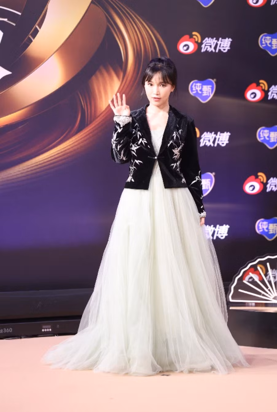 Nhiều fan Việt từng theo dõi các video của Lý Tử Thất đều thể hiện sự thất vọng trước việc lộ nhan sắc ngoài đời của cô nàng.