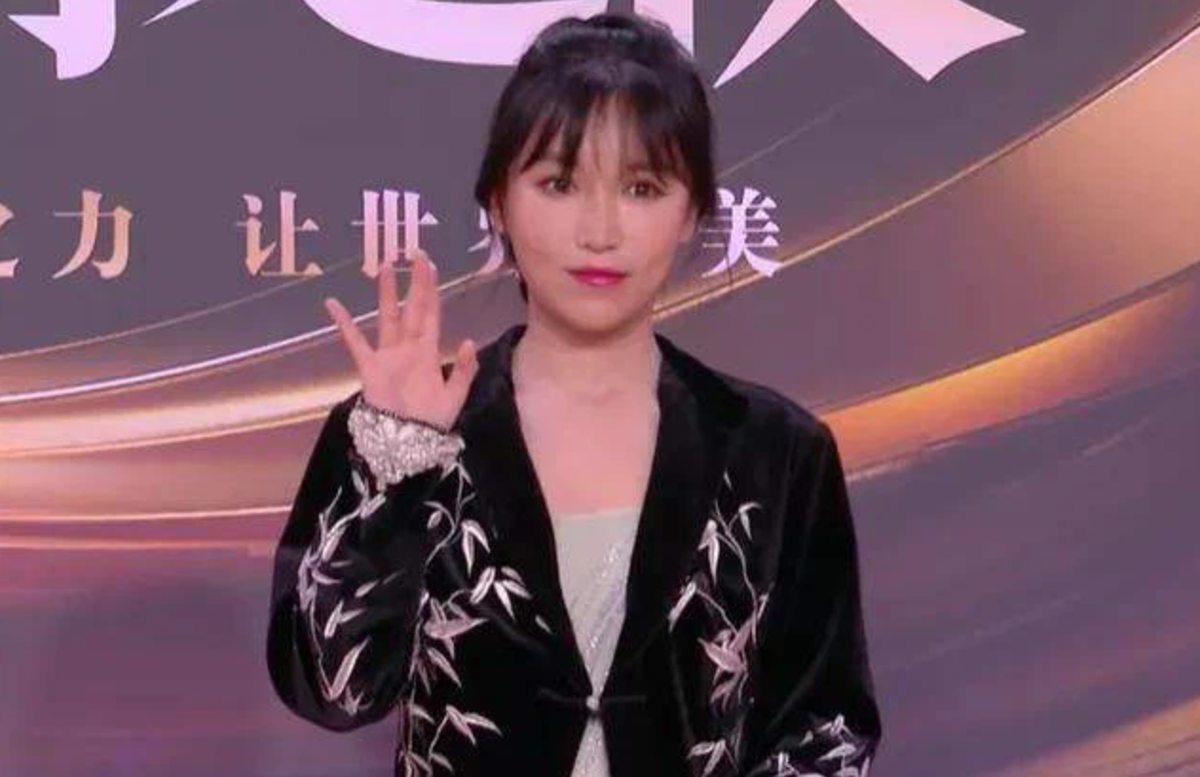 Không những thế, chiều cao hạn chế mà lựa chọn chiếc đầm bồng xòe nên đã nuốt hết dáng của người đẹp này. Việc Lý Tử Thất để lộ nhan sắc thật đã khiến fan "vỡ mộng" hàng loạt.