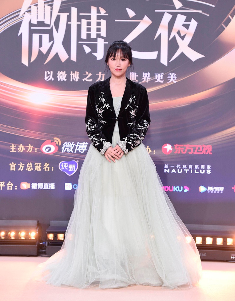 Tuy nhiên, trong một sự kiện mới diễn ra hôm 28/2 vừa qua, Lý Tử Thất đã khiến nhiều người không khỏi ngạc nhiên khi để lộ nhan sắc thật khá khác lạ.